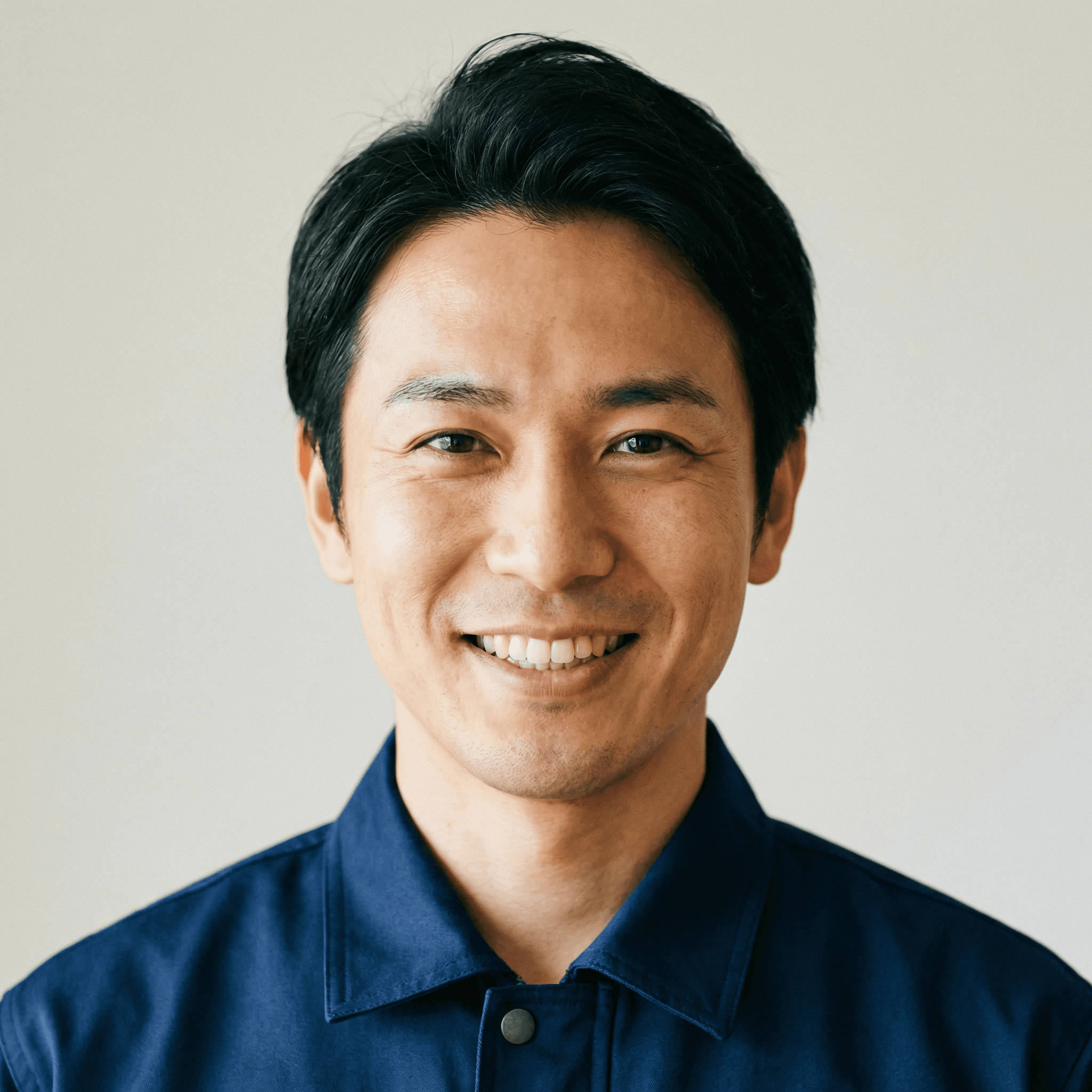 伊藤（受付担当）が笑顔で電話対応をしている写真